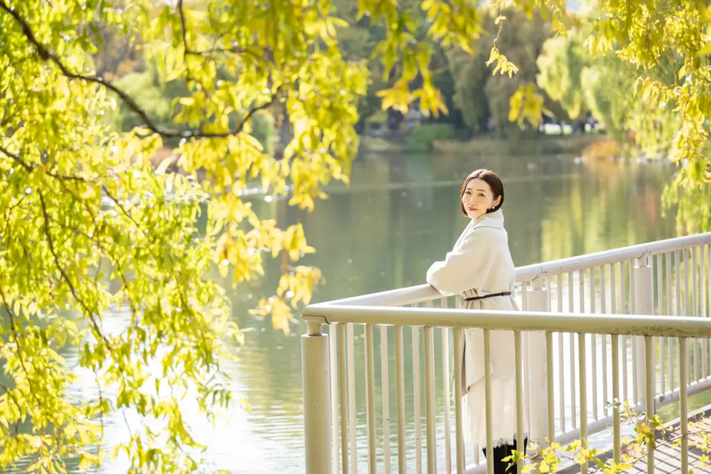 公園で微笑むまきさん