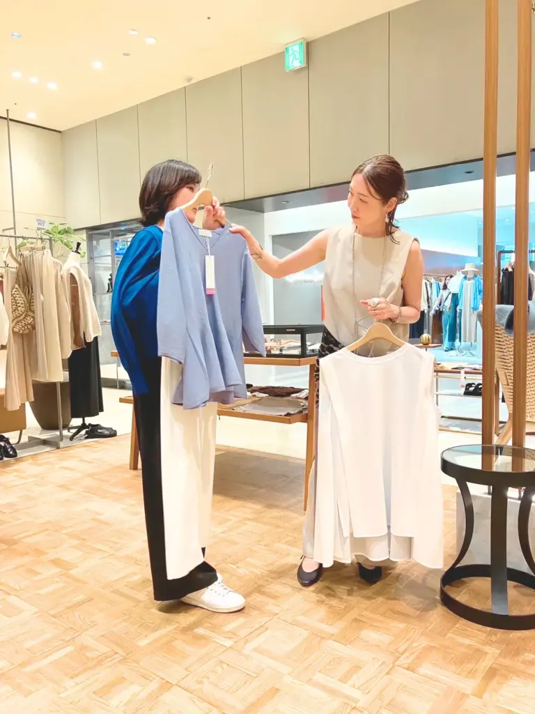 お客様とショッピング同行をする様子