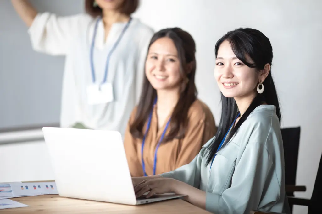 微笑む女性社員
