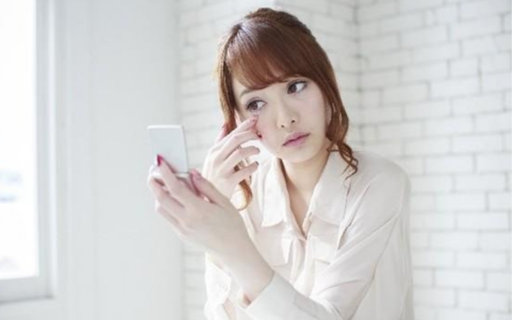 メイクをする女性