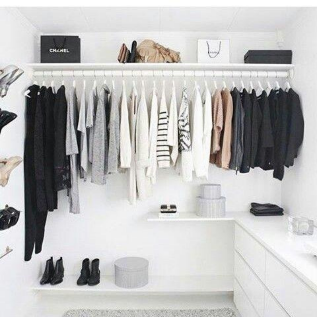 シンプルに整えたクローゼットの一例